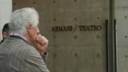 Cientos de personas acuden al Teatro Armani de Milán para despedir al diseñador