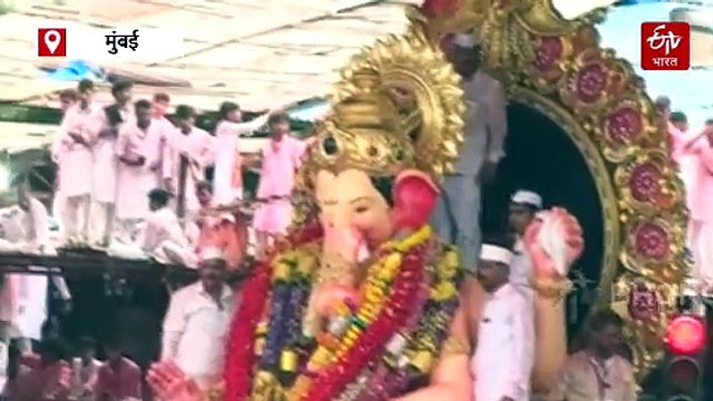 कॉटन ग्रीनचा राजाला श्रॉफ बिल्डिंगकडून पुष्पवृष्टीचा पहिला मान, लालबागच्या राजाची एक झलक पाहण्यासाठी भाविकांची मोठी गर्दी