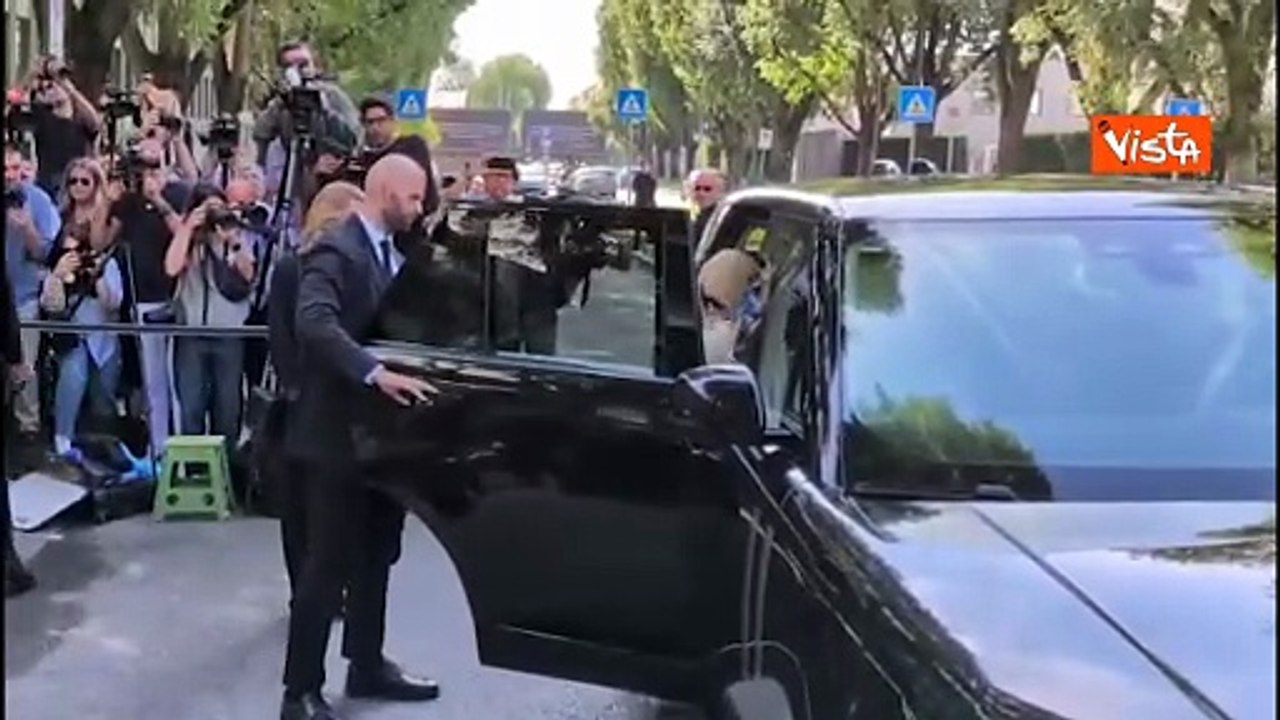 L'arrivo di Donatella Versace con un mazzo di fiori alla Camera ardente di Giorgio Armani