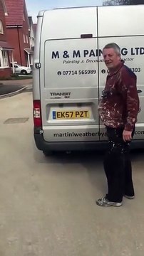 Un peintre qui va regretter son voyage dans le coffre du camion... Fail