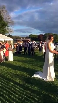 Sa réaction quand sa copine attrape le bouquet de la mariée...