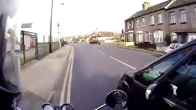 Un biker sympa illumine la journée d'un enfant... adorable