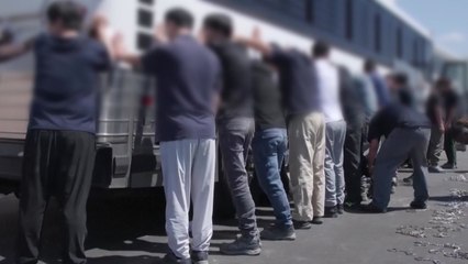 미, 현장 이민단속 영상 공개...손발 결박된 채 줄줄이 연행 / YTN