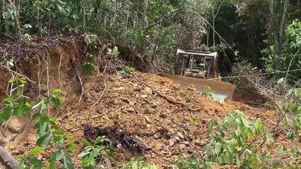 The D6R XL Bulldozer Process Cuts Through the Hill for a New Road