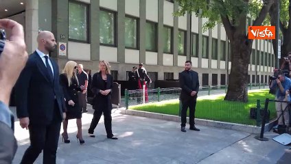 Donatella Versace lascia la Camera ardente del re della moda Giorgio Armani