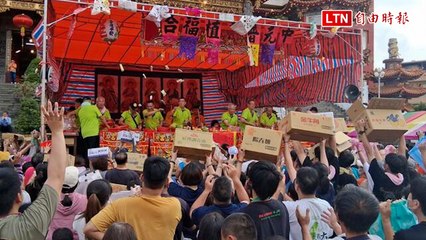 高雄廟宇中元普度超狂！席開2千桌宴請好兄弟 大撒幣6.6萬搶翻