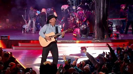 Standing Outside the Fire - Garth Brooks (live)