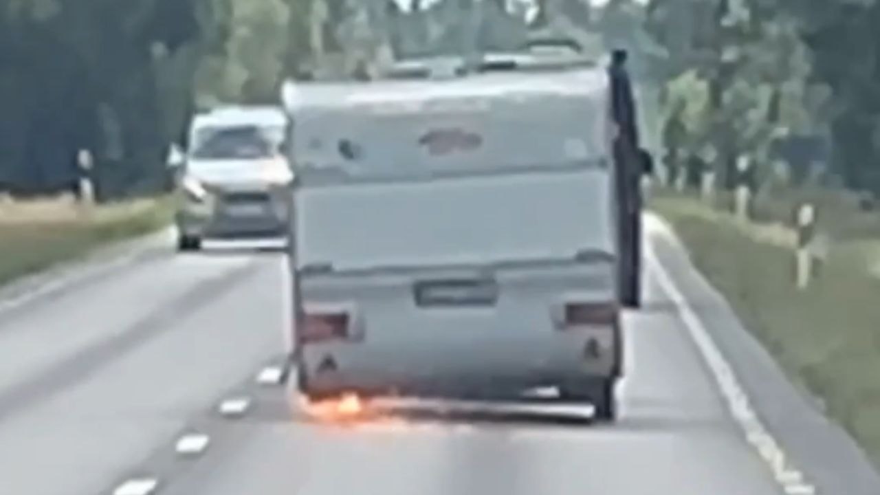 Camper loses wheel but persistent driver still keeps pushing it forward
