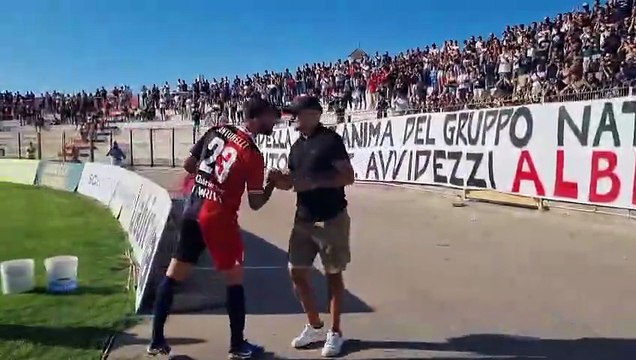 I fiori e l'abbraccio dei tifosi, la Nuova Guardia saluta Alberto Chessa