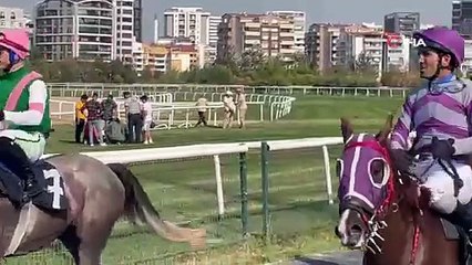 Attan düşen jokeyin yerine yarıştı birinci oldu