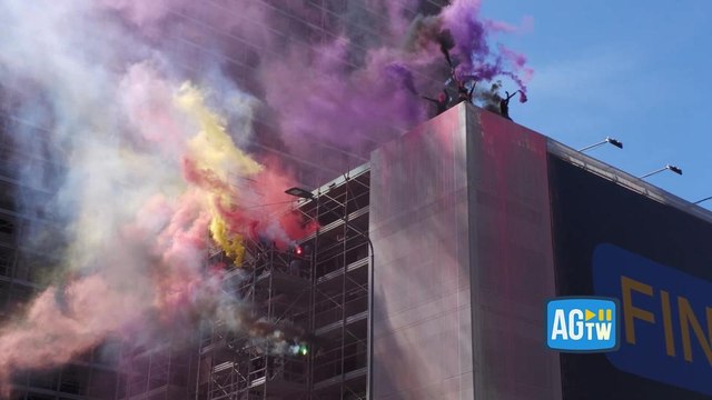 Blitz dei manifestanti al corteo per il Leoncavallo, dalle impalcature del Pirellino lo striscione: «Contro la città dei padroni»