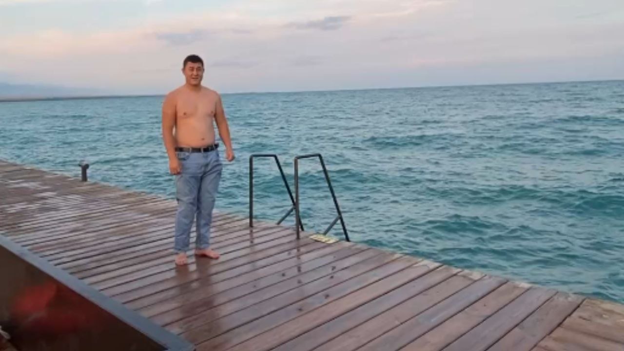 Man tries running dive into water but ends up falling back-first onto the deck