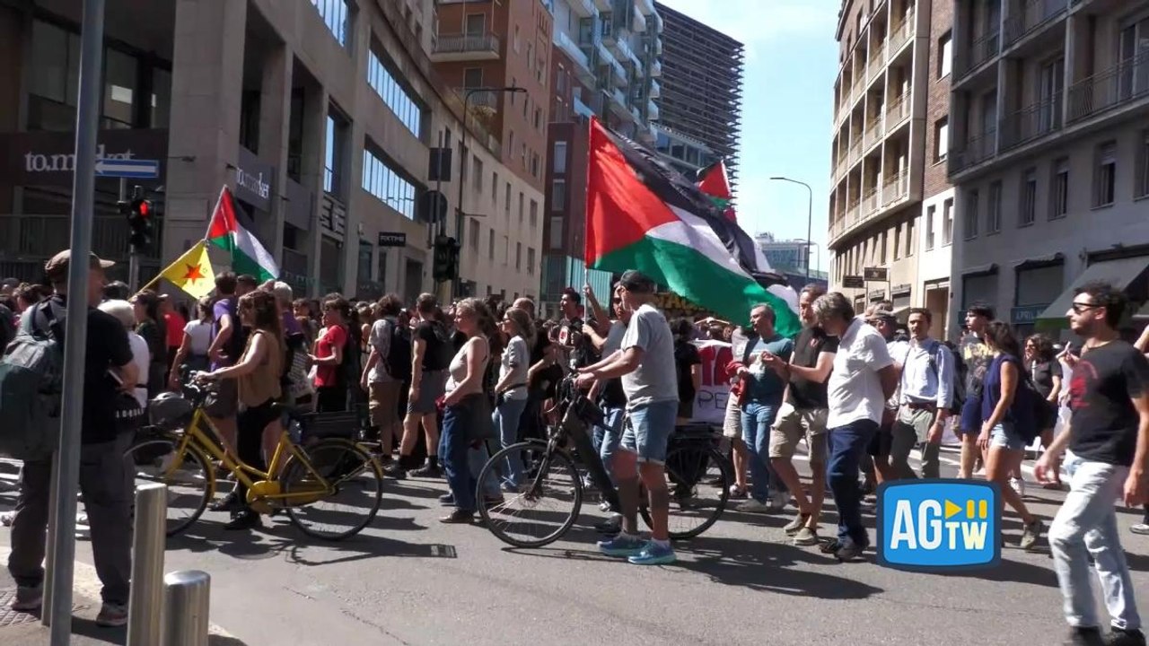 Le voci dalla piazza al corteo per il Leoncavallo: «Qui per una Milano diversa e per dare idee a un Pd immobile»