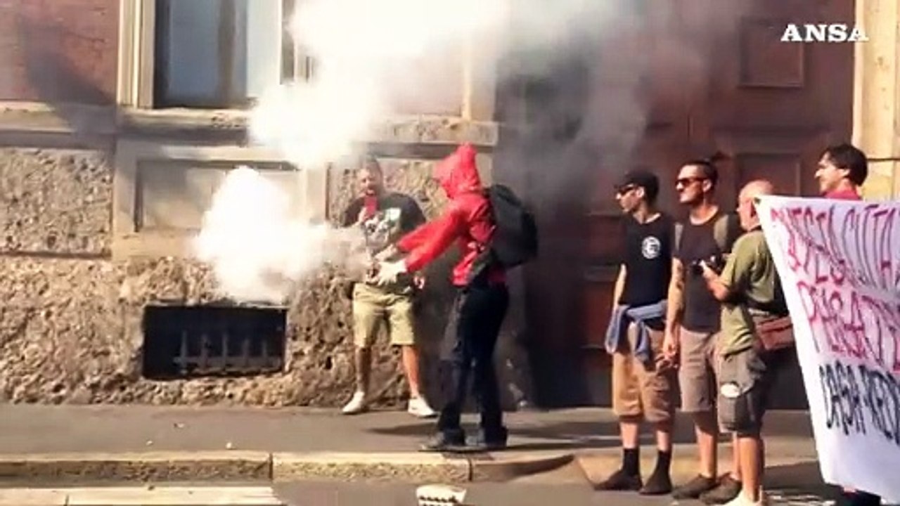 Milano, lancio di petardi e fumogeni al corteo per il Leoncavallo