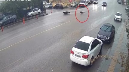 Ankara'da sağanak hayatı felç etti: Devrilen motosikletin sürücüsü metrelerce sürüklendi
