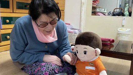 اختراع غريب في كوريا، دمية تساعد كبار السن