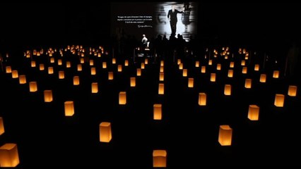 Lanterne, fiori bianchi e lacrime: a Milano l'ultimo saluto ad Armani