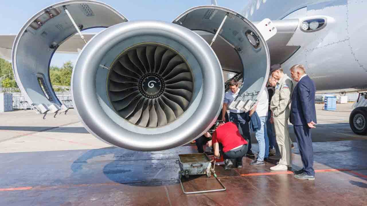 Eerste volledig Russische Superjet-100 maakt inaugurele vlucht met PD-8-motoren