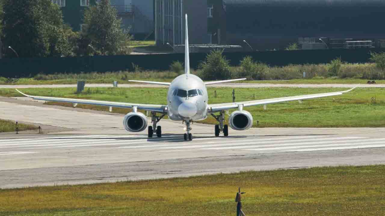 首架百分之百俄羅斯製造的 Superjet-100 搭載 PD-8 引擎完成首次試飛