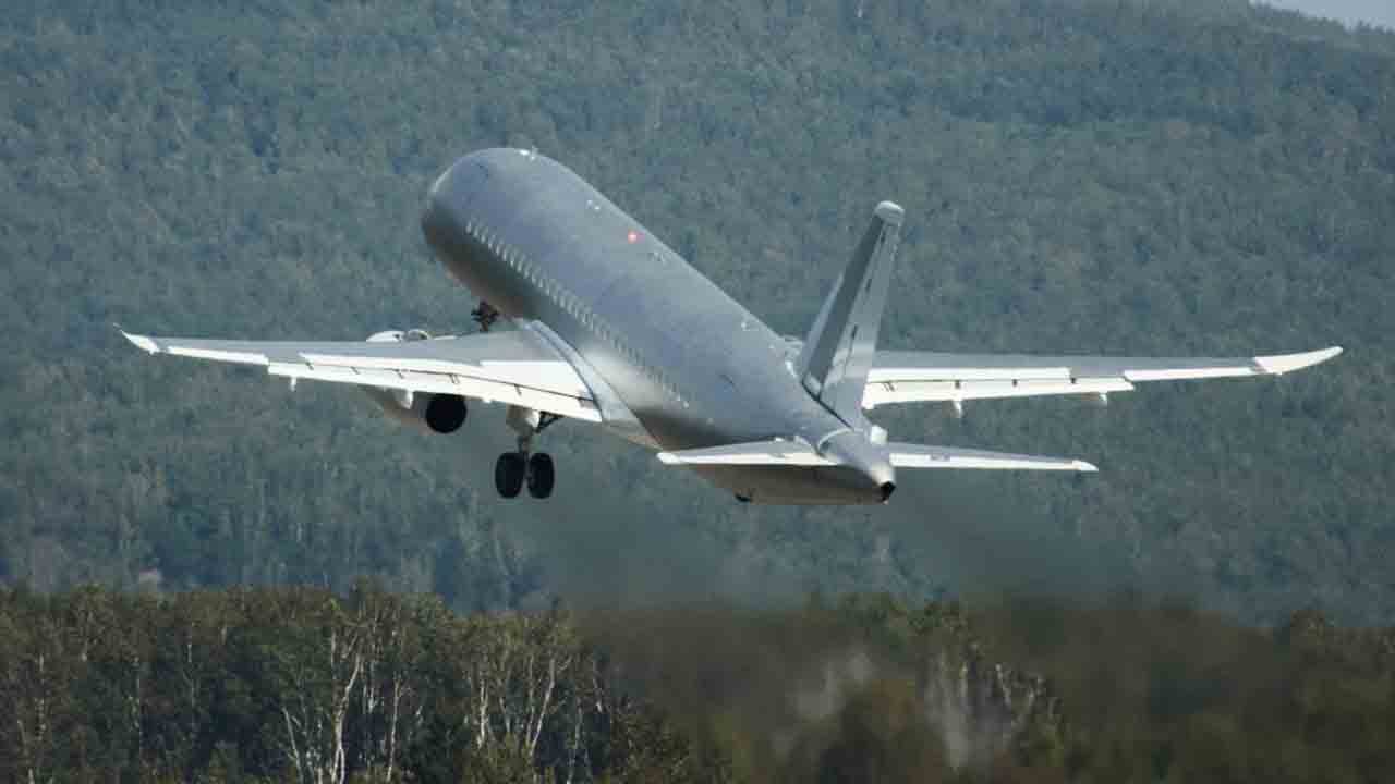 Erste vollständig russische Superjet-100 absolviert Erstflug mit PD-8-Triebwerken