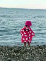 Η κόρη της Δήμητρας Βαμβακούση και του Γιώργου Αγγελόπουλου στη θάλασσα