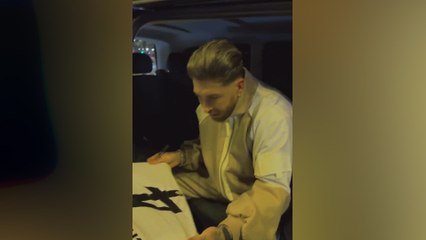 Sergio Ramos coloca una camiseta del Real Madrid firmada en La Cibeles para promocionar su canción