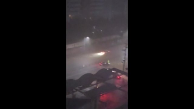 극한 호우로 군산 도로 물에 잠겨...차량 고립 / YTN