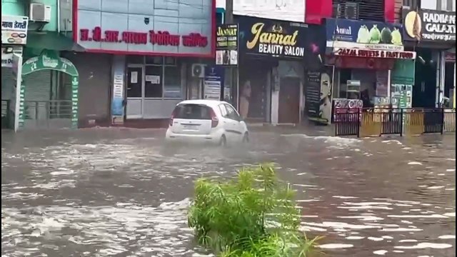 भारी बारिश के बाद सिरसा के कई इलाके में जलभराव, सड़कों पर 2-3 फीट पानी, वाहनों का आवागमन प्रभावित