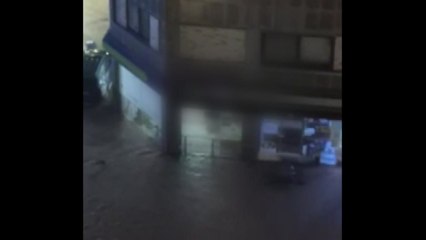 도로 곳곳 침수...편의점 안까지 물 차올라 / YTN