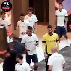 CRISTIANO RONALDO 🚨 APARTA A UN FAN: ¿SEGURIDAD O FALTA DE RESPETO? | MUNDIAL 2026