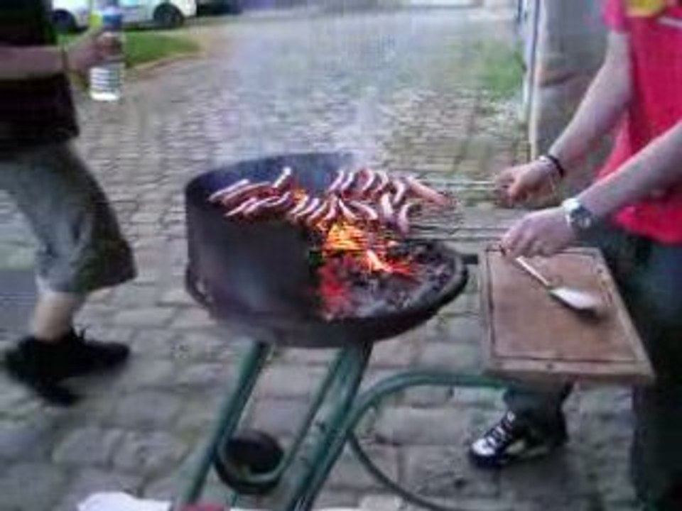 comment elianaa pique  les  saucisses sur un barbuc