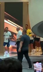 CRISTIANO RONALDO EMPUJA A UN HINCHA