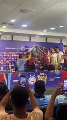Jogadores do Bahia 'invadem' coletiva e dão banho de gelo em Rogério Ceni após título