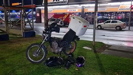 Acidente entre moto e carro deixa vítima ferida na Avenida Brasil