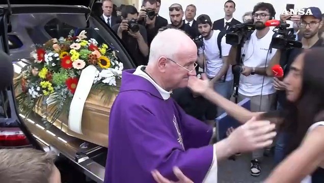 Funerali Emilio Fede, l'uscita del feretro dalla chiesa di Segrate