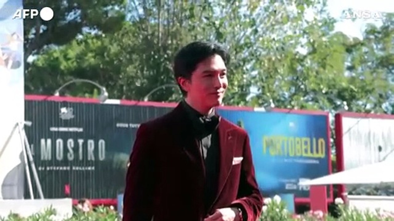 Venezia, le star sfilano sul red carpet per la premie're di "Nuhai"