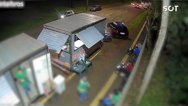 Colisão envolvendo quatro veículos e um trailer de pastel deixa mulher ferida em Cascavel; Motorista detido