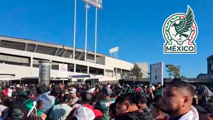 Aficionados mexicanos abarrotan el juego de México vs Japón en el Oakland Coliseum