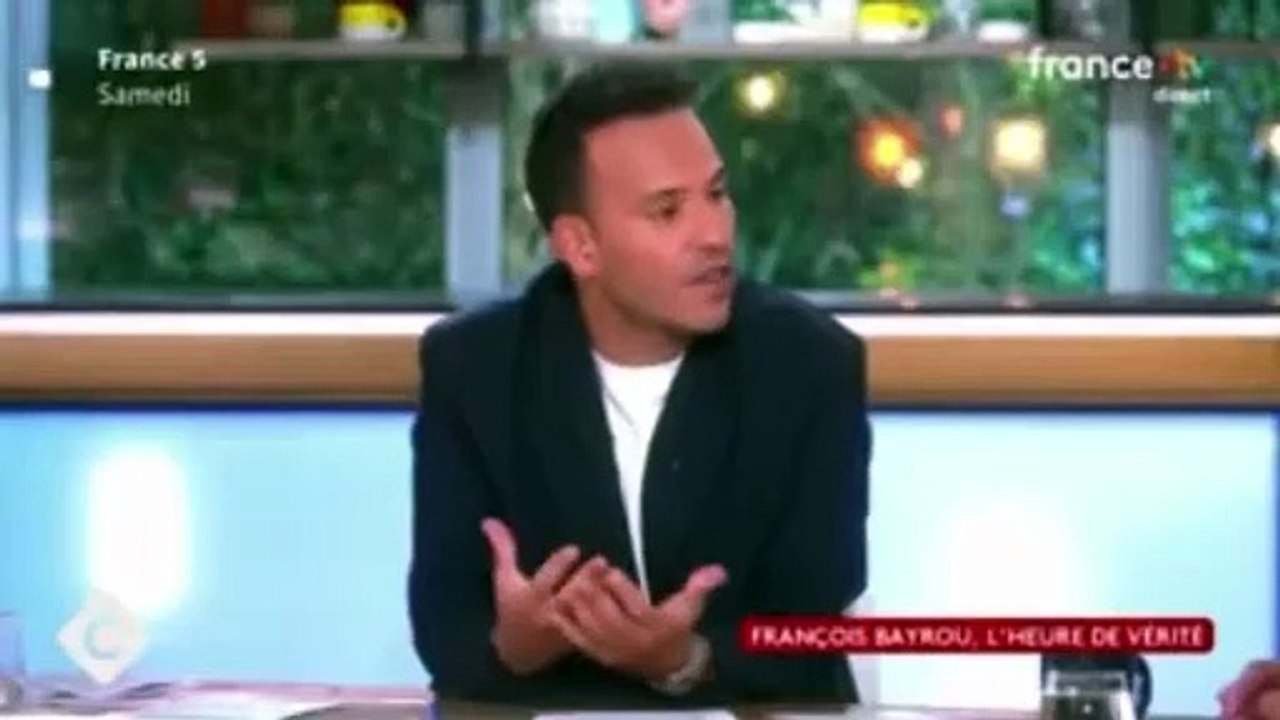 Agacé, François Bayrou dans "C à vous", décide de balancer en plein direct sur Mohamed Bouhafsi : "Vous êtes venus dans mon bureau, pour me demander de venir, et là vous me demander pourquoi je suis là ?"