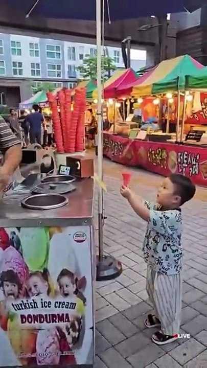 ​Adorable Kid Loses Patience with Tricky Ice Cream Seller