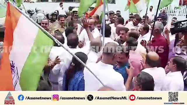 പീച്ചിയിലെ പൊലീസ് മർദത്തിൽ പ്രതിഷേധിച്ച് സ്റ്റേഷനിലേക്ക് കോൺഗ്രസിൻ്റെ പ്രതിഷേധ മാർച്ച്