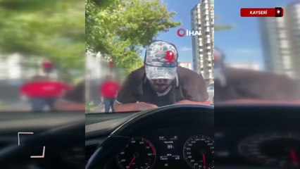 Kayseri'de cam silme bahanesiyle aracın kaputuna yatıp zorla para istemişti tutuklandı