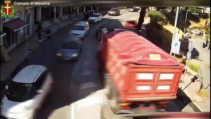 camion perde materiale terroso a Messina sulla Panoramica
