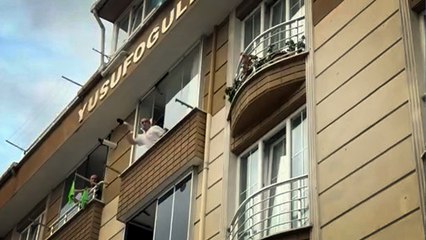 Gürültü yaptılar diye çocuklara diye soğan attı!