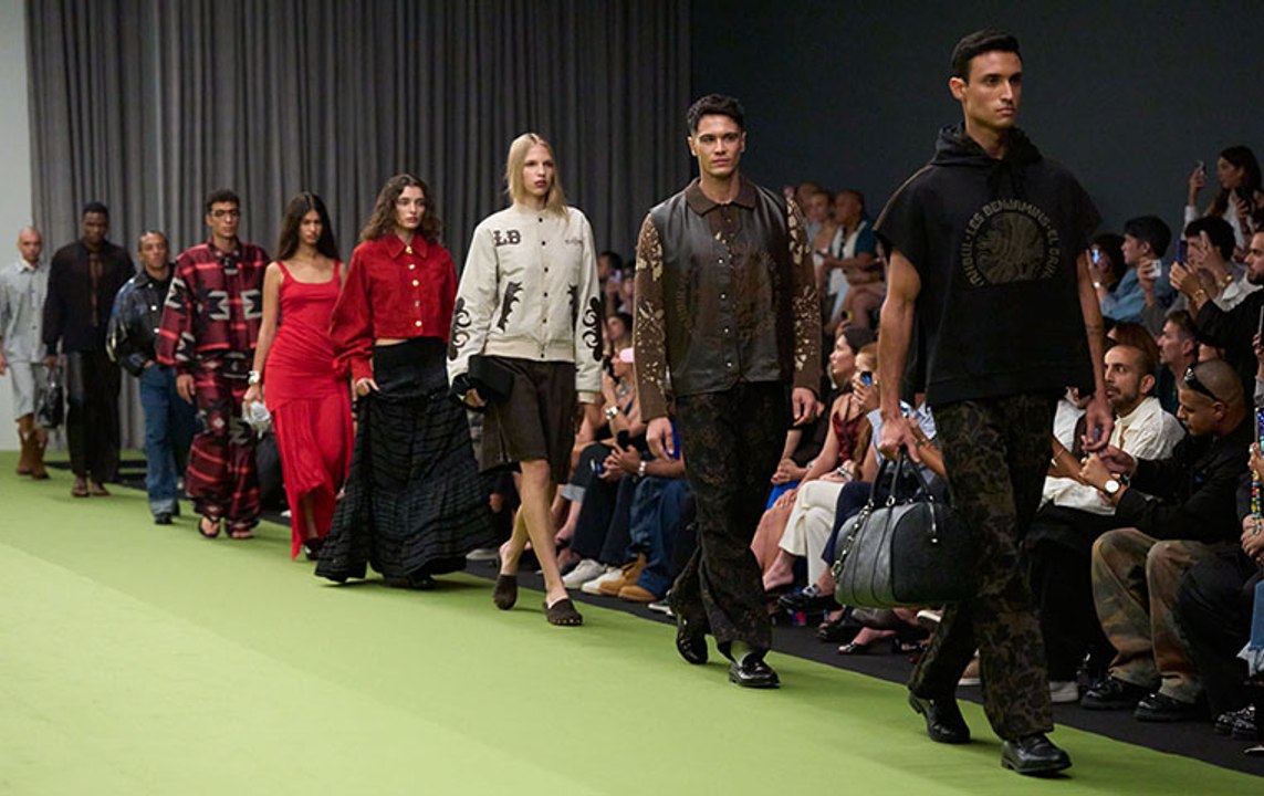 من نقوش بابل القديمة إلى الاحتفاء بجمال الأقمشة … أسبوع دبي للموضة لوحة معاصرة لفنون الأناقة