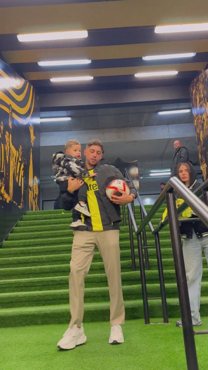Fede Valverde con su familia volviendo a pisar el césped del estadio de Peñarol