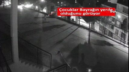 Türk Bayrağı Yere Düşmesin Diye Çocuklar Seferber Oldu!