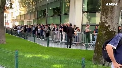 Secondo giorno di camera ardente di Armani, lunga fila dalle 7