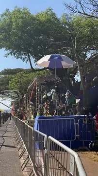 População grita Sem anistia na arquibancada do desfile cívico-militar de 7 de Setembro