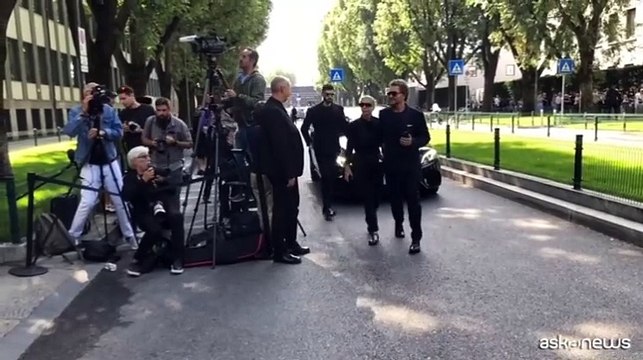 Milano, ancora tanti in fila per l'ultimo saluto a Giorgio Armani
